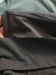 Tシャツのリブ付きクルーネックとレーシングエレメントプリントの詳細