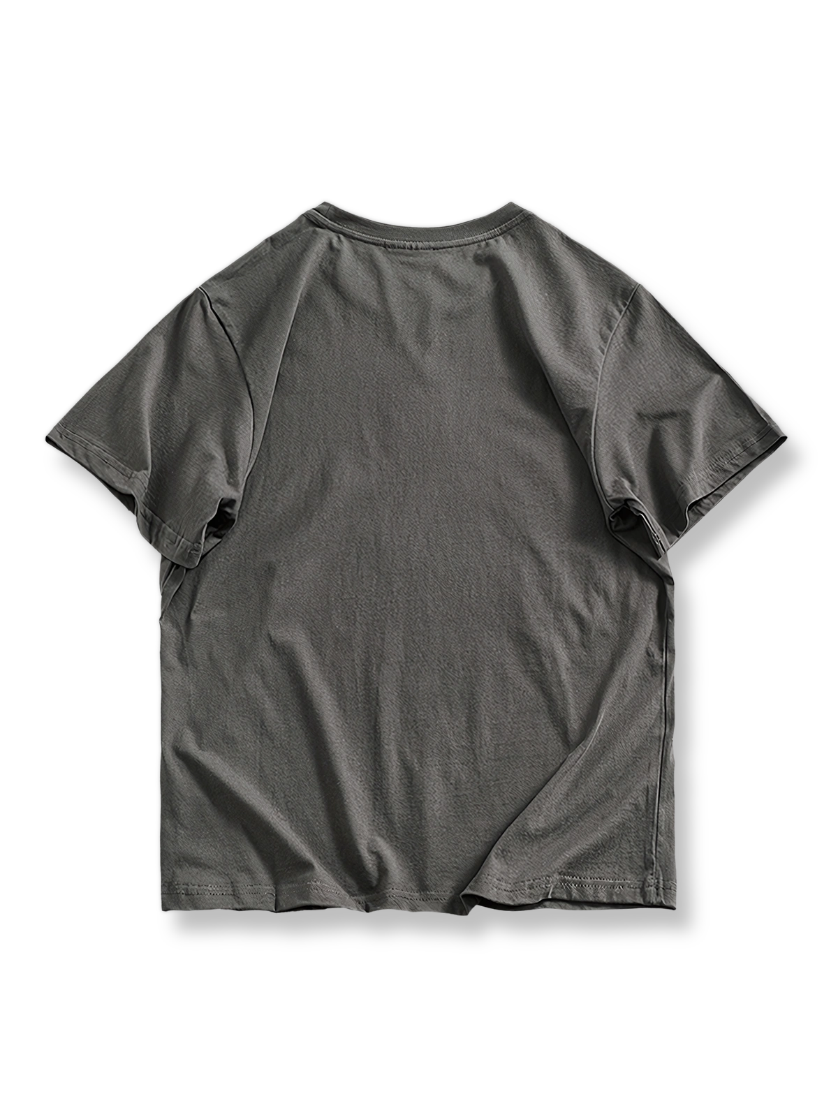 Tシャツのリブ付きクルーネックとレーシングエレメントプリントの詳細