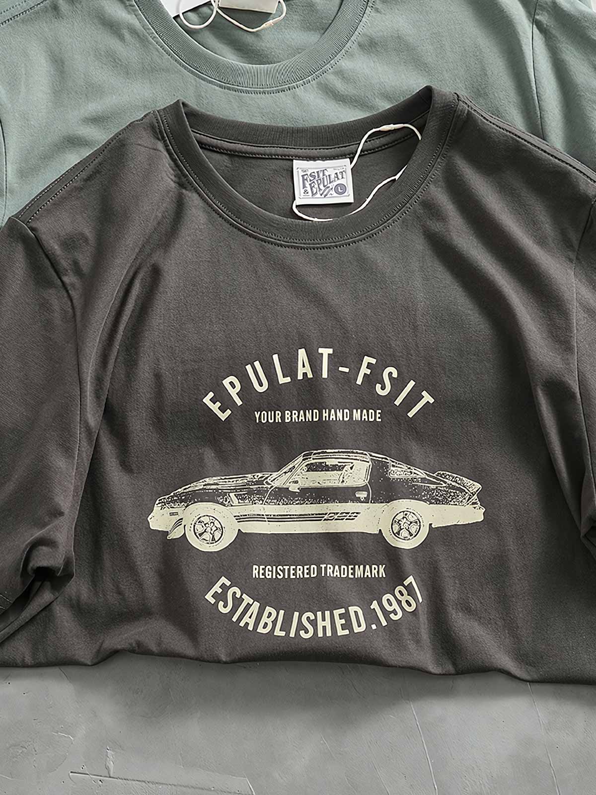 Tシャツのリブ付きクルーネックとレーシングエレメントプリントの詳細