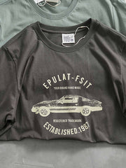 Tシャツのリブ付きクルーネックとレーシングエレメントプリントの詳細