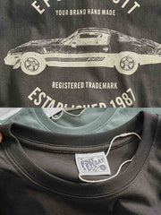 Tシャツのリブ付きクルーネックとレーシングエレメントプリントの詳細