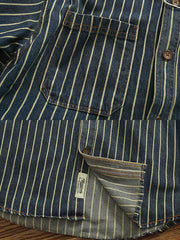 製品画像: ヘビーストライプデニムワークシャツの正面展示
詳細画像: 肘のパッチとストライプのディテールクローズアップ
モデル画像