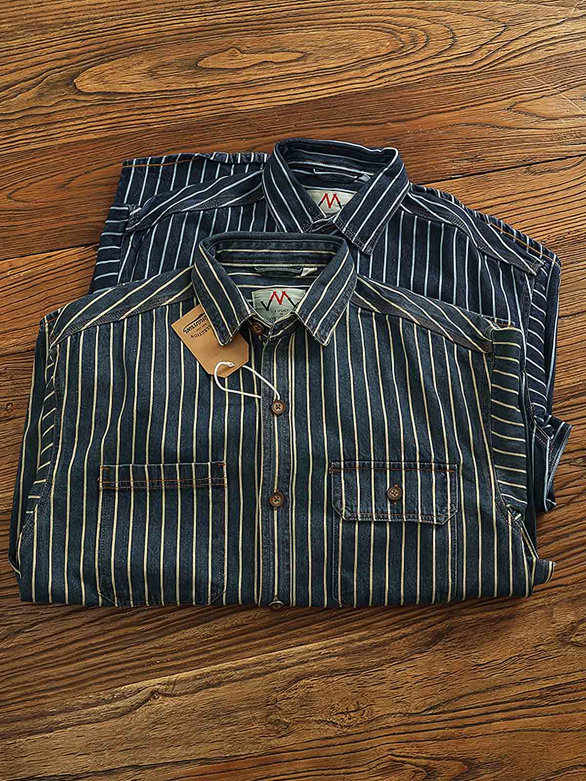 製品画像: ヘビーストライプデニムワークシャツの正面展示
詳細画像: 肘のパッチとストライプのディテールクローズアップ
モデル画像