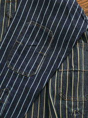 製品画像: ヘビーストライプデニムワークシャツの正面展示
詳細画像: 肘のパッチとストライプのディテールクローズアップ
モデル画像