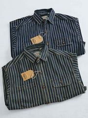 製品画像: ヘビーストライプデニムワークシャツの正面展示
詳細画像: 肘のパッチとストライプのディテールクローズアップ
モデル画像