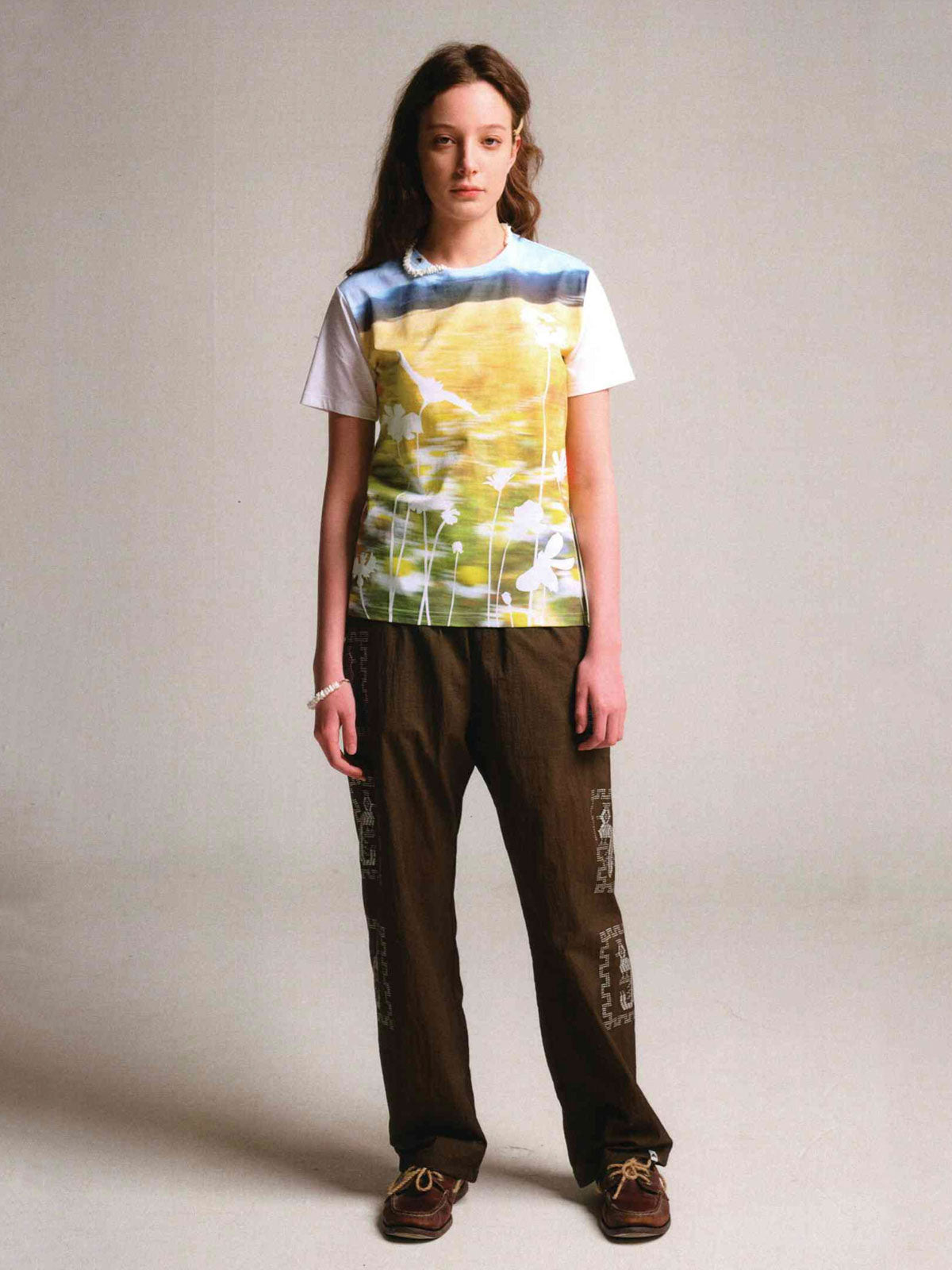 モデル画像: モデルが着用したファームイメージTシャツの展示図