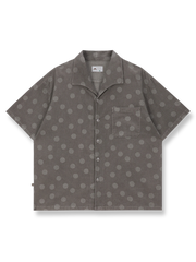 製品画像: ドット加工コーデュロイシャツの正面図、手描きドットの焦げ跡デザインを展示