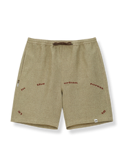 プリントラフィアショーツの正面図、中性的なルーズフィットと独特なフラグメントプリントを展示