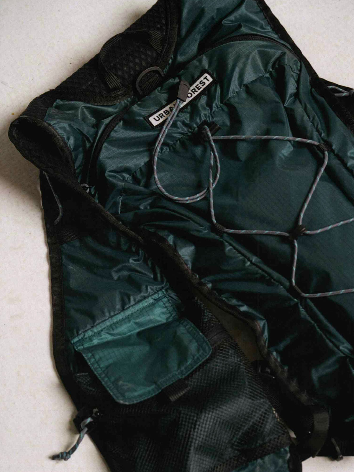 モデルが着用する一体型探検バックパックの展示画像、バックパックの全体的なデザインと機能を示す