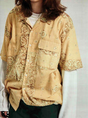 モデルが着用するバンダナパッチワークシャツの展示画像