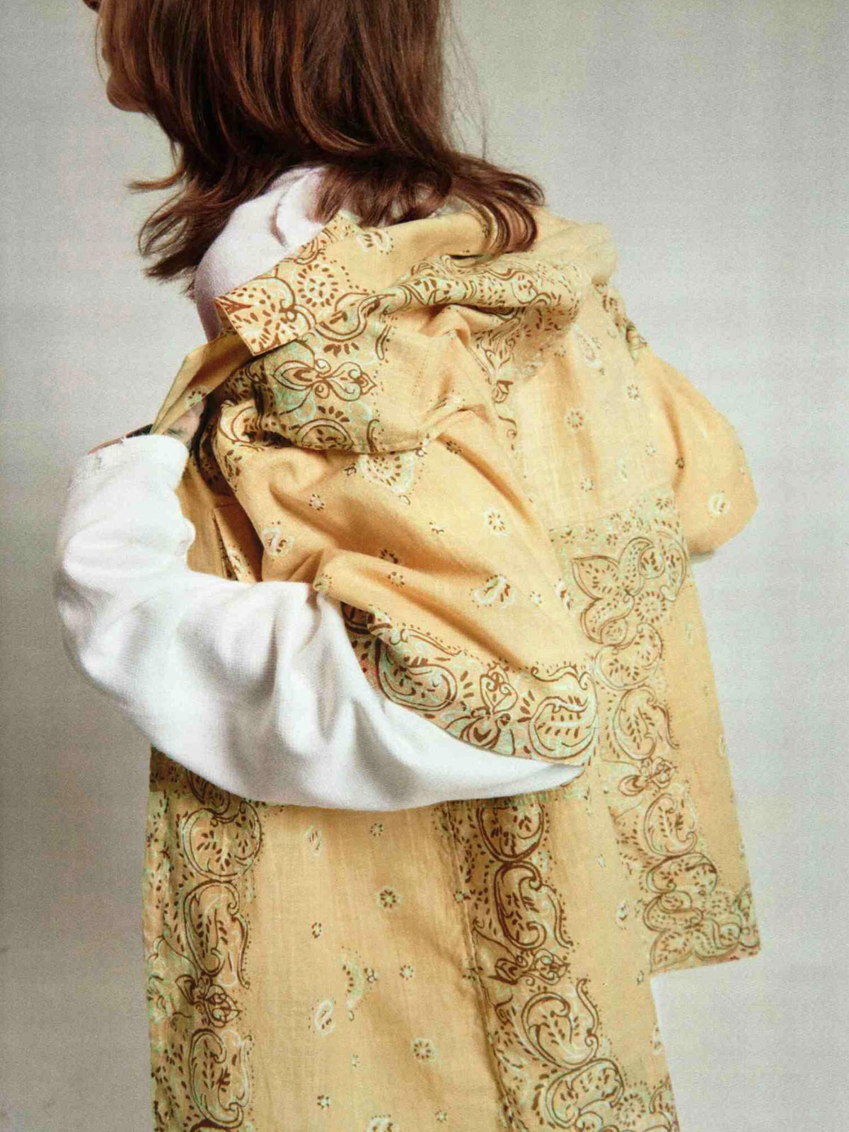 モデルが着用するバンダナパッチワークシャツの展示画像