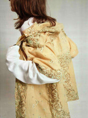 モデルが着用するバンダナパッチワークシャツの展示画像