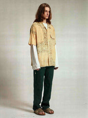 モデルが着用するバンダナパッチワークシャツの展示画像