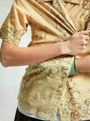 モデルが着用するバンダナパッチワークシャツの展示画像