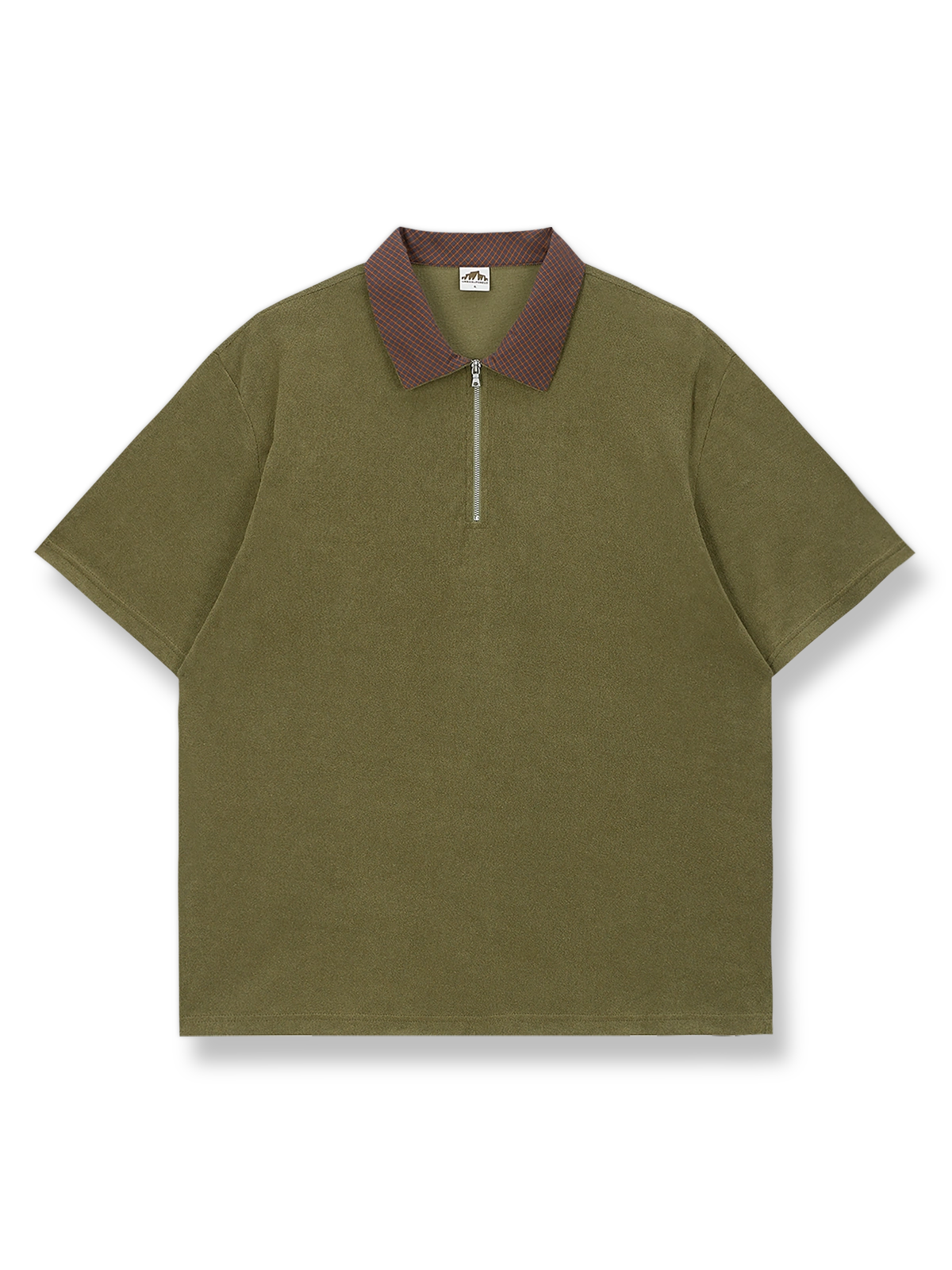 細かいチェック柄タオル地ポロシャツの正面図、細かいチェック柄の襟とジッパー付きデザインを展示