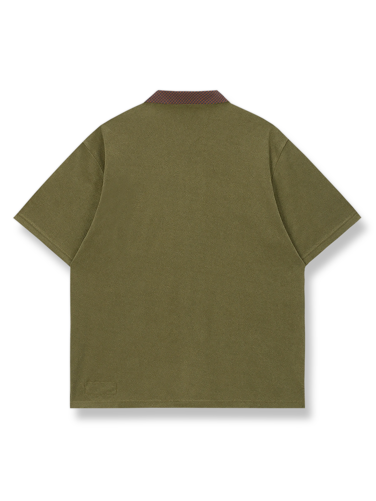 モデルが細かいチェック柄タオル地ポロシャツを着用した展示図、ポロシャツのシルエットとスタイリングを表現