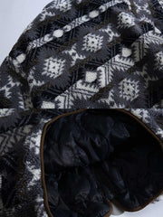 製品画像:
レトロなナバホ柄デザインとラムファー素材を使用した暖かい中綿ジャケット。スタンドカラーで寒さから守り、アウトドアシーンに最適。
詳細画像:
ナバホ柄が施されたラムファー中綿ジャケット、厚手で温かく、快適な着心地と高い防寒性能を誇ります。