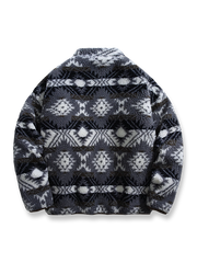 製品画像:
レトロなナバホ柄デザインとラムファー素材を使用した暖かい中綿ジャケット。スタンドカラーで寒さから守り、アウトドアシーンに最適。
詳細画像:
ナバホ柄が施されたラムファー中綿ジャケット、厚手で温かく、快適な着心地と高い防寒性能を誇ります。