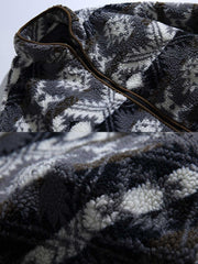 製品画像:
レトロなナバホ柄デザインとラムファー素材を使用した暖かい中綿ジャケット。スタンドカラーで寒さから守り、アウトドアシーンに最適。
詳細画像:
ナバホ柄が施されたラムファー中綿ジャケット、厚手で温かく、快適な着心地と高い防寒性能を誇ります。