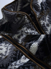 製品画像:
レトロなナバホ柄デザインとラムファー素材を使用した暖かい中綿ジャケット。スタンドカラーで寒さから守り、アウトドアシーンに最適。
詳細画像:
ナバホ柄が施されたラムファー中綿ジャケット、厚手で温かく、快適な着心地と高い防寒性能を誇ります。