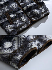 製品画像:
レトロなナバホ柄デザインとラムファー素材を使用した暖かい中綿ジャケット。スタンドカラーで寒さから守り、アウトドアシーンに最適。
詳細画像:
ナバホ柄が施されたラムファー中綿ジャケット、厚手で温かく、快適な着心地と高い防寒性能を誇ります。