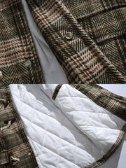 製品画像
アイビースタイルを取り入れたチェック柄ダッフルボタン付きフード付き中綿ジャケット、冬のコーディネートにぴったりなミディアム丈デザイン。
詳細画像
クラシックなチェック柄とダッフルボタンのデザイン、100%ポリエステル素材で軽量ながら優れた保温性を提供。フード付きで実用性も高く、寒い季節に最適。