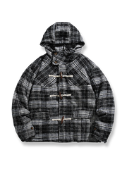 製品画像
アイビースタイルを取り入れたチェック柄ダッフルボタン付きフード付き中綿ジャケット、冬のコーディネートにぴったりなミディアム丈デザイン。
詳細画像
クラシックなチェック柄とダッフルボタンのデザイン、100%ポリエステル素材で軽量ながら優れた保温性を提供。フード付きで実用性も高く、寒い季節に最適。