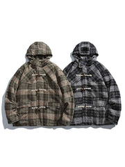 製品画像
アイビースタイルを取り入れたチェック柄ダッフルボタン付きフード付き中綿ジャケット、冬のコーディネートにぴったりなミディアム丈デザイン。
詳細画像
クラシックなチェック柄とダッフルボタンのデザイン、100%ポリエステル素材で軽量ながら優れた保温性を提供。フード付きで実用性も高く、寒い季節に最適。