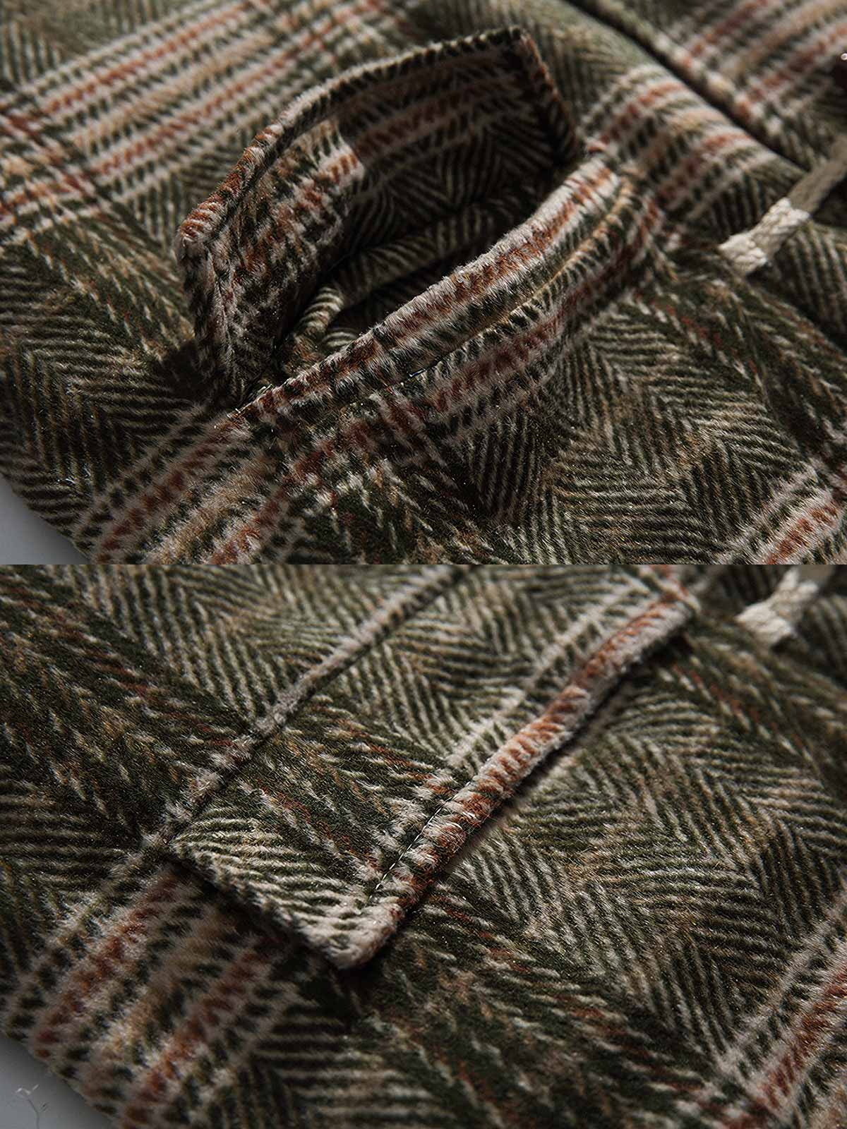 製品画像
アイビースタイルを取り入れたチェック柄ダッフルボタン付きフード付き中綿ジャケット、冬のコーディネートにぴったりなミディアム丈デザイン。
詳細画像
クラシックなチェック柄とダッフルボタンのデザイン、100%ポリエステル素材で軽量ながら優れた保温性を提供。フード付きで実用性も高く、寒い季節に最適。