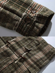 製品画像
アイビースタイルを取り入れたチェック柄ダッフルボタン付きフード付き中綿ジャケット、冬のコーディネートにぴったりなミディアム丈デザイン。
詳細画像
クラシックなチェック柄とダッフルボタンのデザイン、100%ポリエステル素材で軽量ながら優れた保温性を提供。フード付きで実用性も高く、寒い季節に最適。