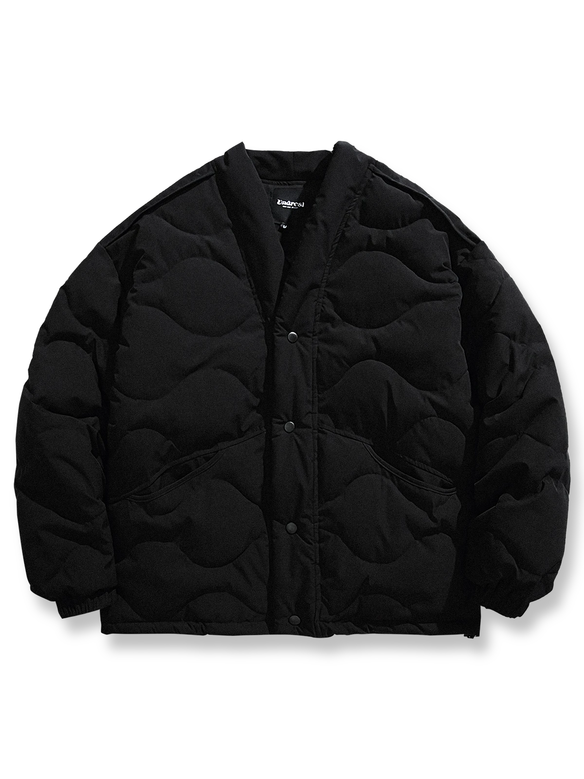 製品画像: キルティングデザインとはんてん風シルエットを融合させた中綿ジャケット、軽量で保温性に優れた100%ポリエステル素材使用。広めのシルエットと快適な着心地が特徴。冬の通勤や日常コーディネートに最適なアイテム。
詳細画像: キルティングデザインのディテールと、Vネックラインが際立つはんてん風中綿ジャケット。袖口の伸縮リブと隠しポケットが実用性を高め、軽量ながらも暖かさを提供。ホワイト、グリーン、ブラックの3色展開。