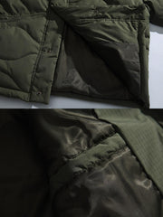 製品画像: キルティングデザインとはんてん風シルエットを融合させた中綿ジャケット、軽量で保温性に優れた100%ポリエステル素材使用。広めのシルエットと快適な着心地が特徴。冬の通勤や日常コーディネートに最適なアイテム。
詳細画像: キルティングデザインのディテールと、Vネックラインが際立つはんてん風中綿ジャケット。袖口の伸縮リブと隠しポケットが実用性を高め、軽量ながらも暖かさを提供。ホワイト、グリーン、ブラックの3色展開。