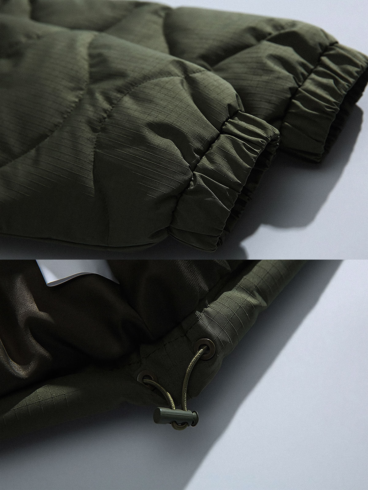 製品画像: キルティングデザインとはんてん風シルエットを融合させた中綿ジャケット、軽量で保温性に優れた100%ポリエステル素材使用。広めのシルエットと快適な着心地が特徴。冬の通勤や日常コーディネートに最適なアイテム。
詳細画像: キルティングデザインのディテールと、Vネックラインが際立つはんてん風中綿ジャケット。袖口の伸縮リブと隠しポケットが実用性を高め、軽量ながらも暖かさを提供。ホワイト、グリーン、ブラックの3色展開。