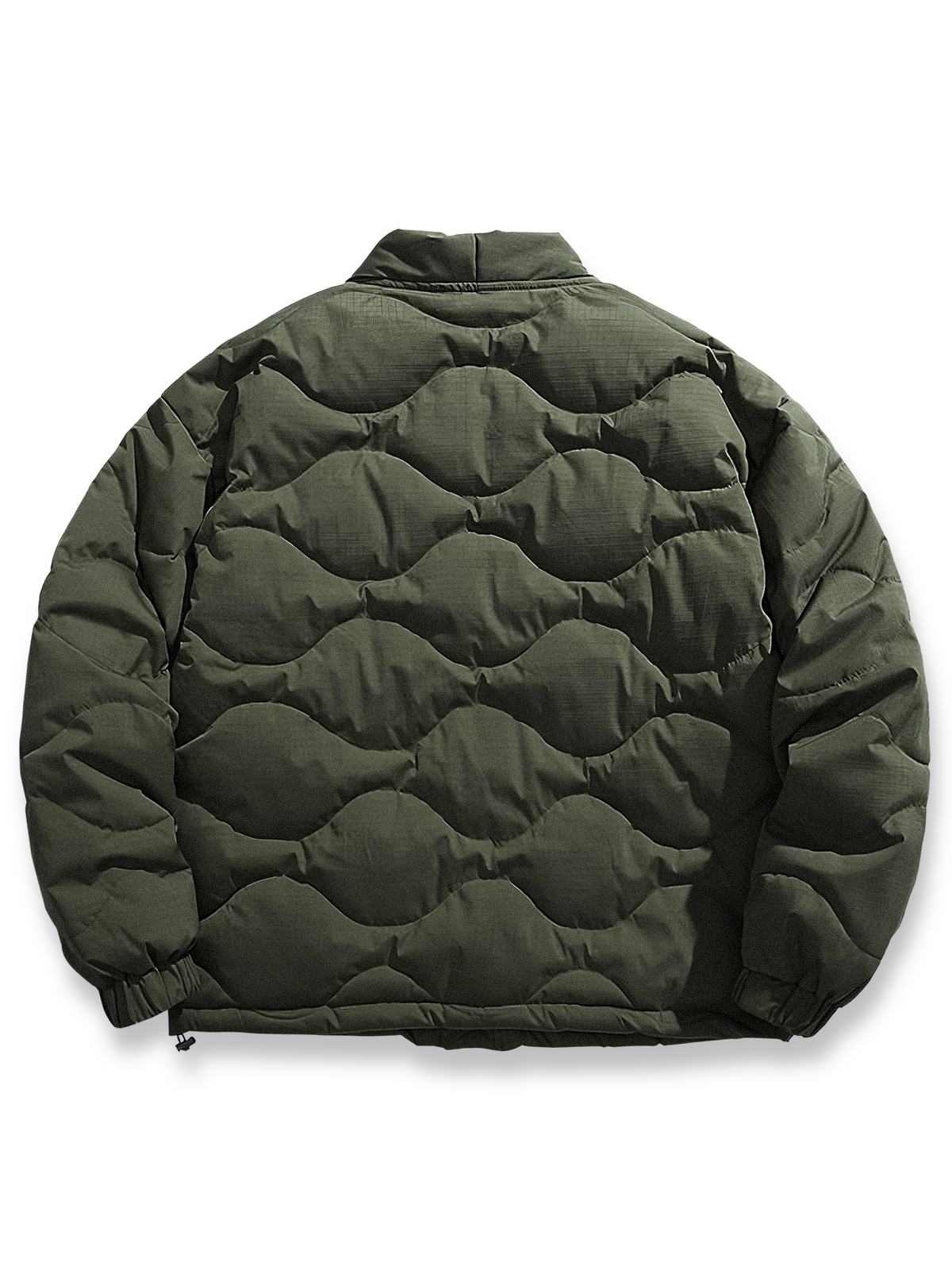 製品画像: キルティングデザインとはんてん風シルエットを融合させた中綿ジャケット、軽量で保温性に優れた100%ポリエステル素材使用。広めのシルエットと快適な着心地が特徴。冬の通勤や日常コーディネートに最適なアイテム。
詳細画像: キルティングデザインのディテールと、Vネックラインが際立つはんてん風中綿ジャケット。袖口の伸縮リブと隠しポケットが実用性を高め、軽量ながらも暖かさを提供。ホワイト、グリーン、ブラックの3色展開。