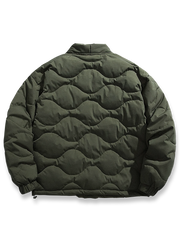 製品画像: キルティングデザインとはんてん風シルエットを融合させた中綿ジャケット、軽量で保温性に優れた100%ポリエステル素材使用。広めのシルエットと快適な着心地が特徴。冬の通勤や日常コーディネートに最適なアイテム。
詳細画像: キルティングデザインのディテールと、Vネックラインが際立つはんてん風中綿ジャケット。袖口の伸縮リブと隠しポケットが実用性を高め、軽量ながらも暖かさを提供。ホワイト、グリーン、ブラックの3色展開。