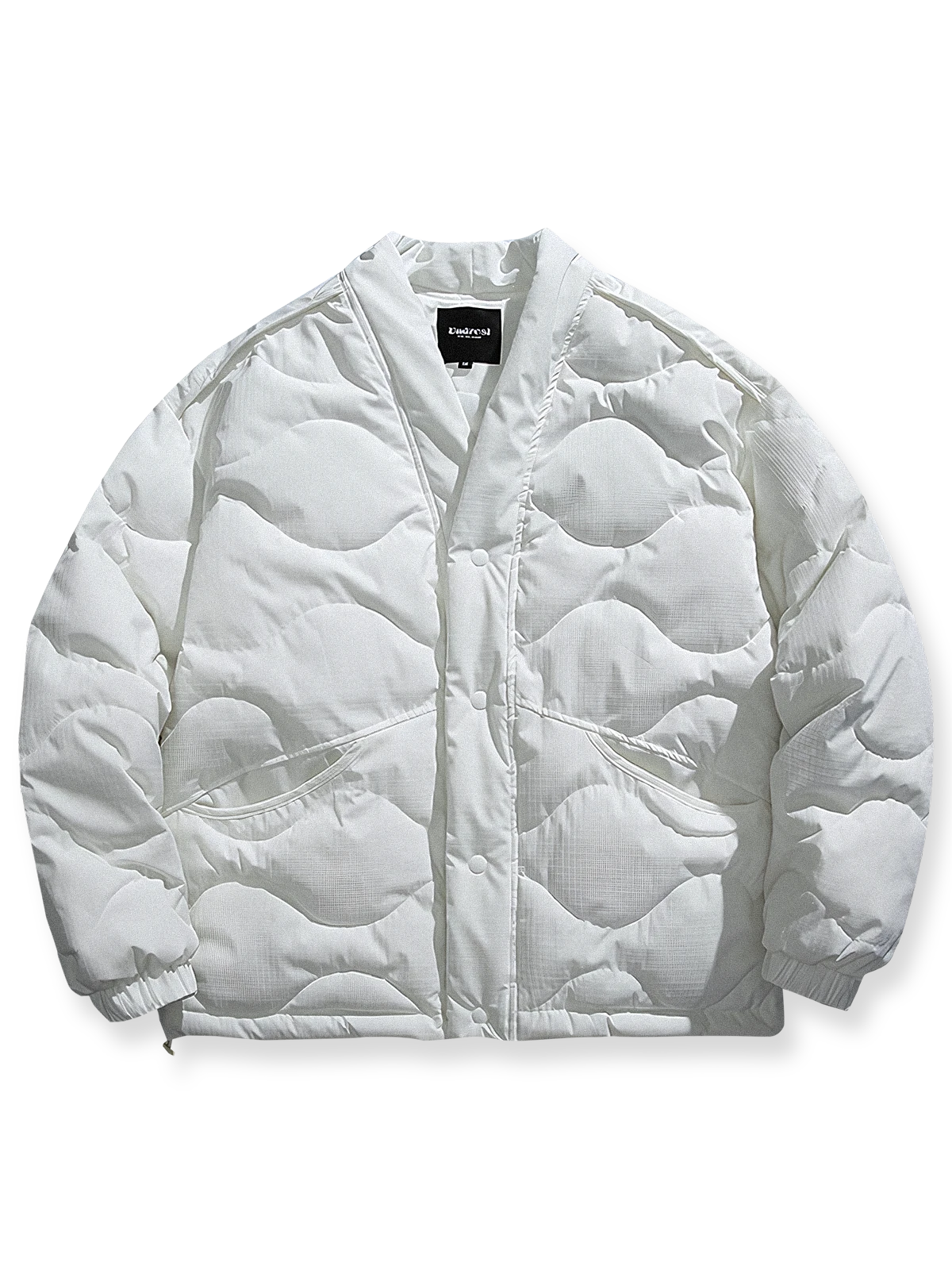 製品画像: キルティングデザインとはんてん風シルエットを融合させた中綿ジャケット、軽量で保温性に優れた100%ポリエステル素材使用。広めのシルエットと快適な着心地が特徴。冬の通勤や日常コーディネートに最適なアイテム。
詳細画像: キルティングデザインのディテールと、Vネックラインが際立つはんてん風中綿ジャケット。袖口の伸縮リブと隠しポケットが実用性を高め、軽量ながらも暖かさを提供。ホワイト、グリーン、ブラックの3色展開。