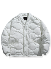 製品画像: キルティングデザインとはんてん風シルエットを融合させた中綿ジャケット、軽量で保温性に優れた100%ポリエステル素材使用。広めのシルエットと快適な着心地が特徴。冬の通勤や日常コーディネートに最適なアイテム。
詳細画像: キルティングデザインのディテールと、Vネックラインが際立つはんてん風中綿ジャケット。袖口の伸縮リブと隠しポケットが実用性を高め、軽量ながらも暖かさを提供。ホワイト、グリーン、ブラックの3色展開。