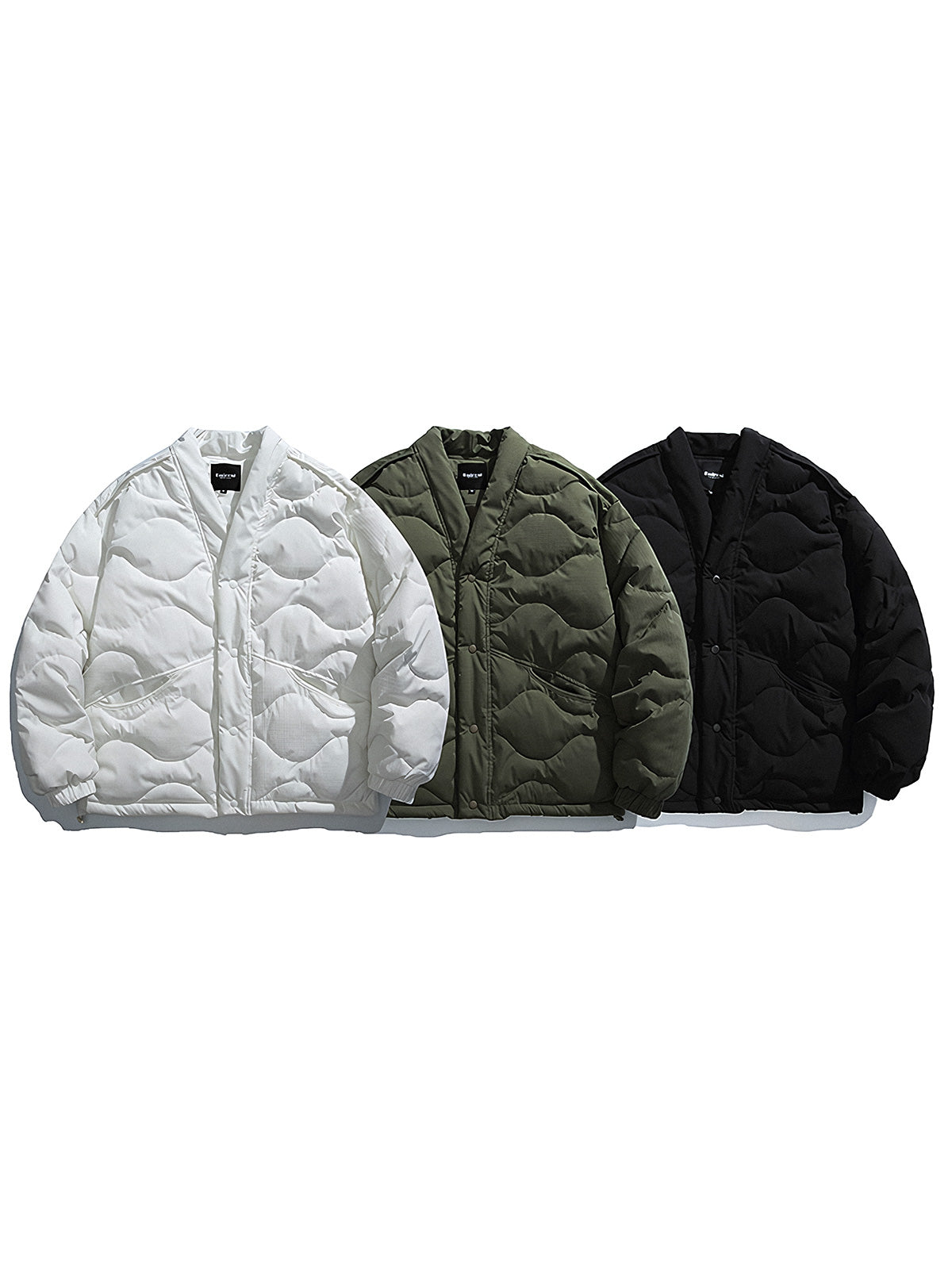 製品画像: キルティングデザインとはんてん風シルエットを融合させた中綿ジャケット、軽量で保温性に優れた100%ポリエステル素材使用。広めのシルエットと快適な着心地が特徴。冬の通勤や日常コーディネートに最適なアイテム。
詳細画像: キルティングデザインのディテールと、Vネックラインが際立つはんてん風中綿ジャケット。袖口の伸縮リブと隠しポケットが実用性を高め、軽量ながらも暖かさを提供。ホワイト、グリーン、ブラックの3色展開。