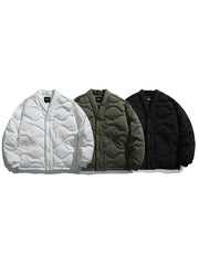 製品画像: キルティングデザインとはんてん風シルエットを融合させた中綿ジャケット、軽量で保温性に優れた100%ポリエステル素材使用。広めのシルエットと快適な着心地が特徴。冬の通勤や日常コーディネートに最適なアイテム。
詳細画像: キルティングデザインのディテールと、Vネックラインが際立つはんてん風中綿ジャケット。袖口の伸縮リブと隠しポケットが実用性を高め、軽量ながらも暖かさを提供。ホワイト、グリーン、ブラックの3色展開。