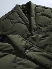 製品画像: キルティングデザインとはんてん風シルエットを融合させた中綿ジャケット、軽量で保温性に優れた100%ポリエステル素材使用。広めのシルエットと快適な着心地が特徴。冬の通勤や日常コーディネートに最適なアイテム。
詳細画像: キルティングデザインのディテールと、Vネックラインが際立つはんてん風中綿ジャケット。袖口の伸縮リブと隠しポケットが実用性を高め、軽量ながらも暖かさを提供。ホワイト、グリーン、ブラックの3色展開。