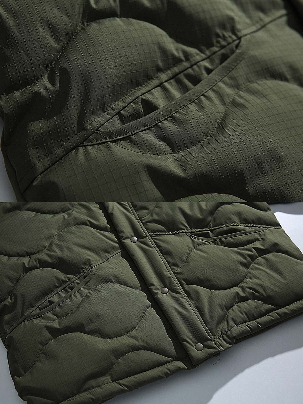 製品画像: キルティングデザインとはんてん風シルエットを融合させた中綿ジャケット、軽量で保温性に優れた100%ポリエステル素材使用。広めのシルエットと快適な着心地が特徴。冬の通勤や日常コーディネートに最適なアイテム。
詳細画像: キルティングデザインのディテールと、Vネックラインが際立つはんてん風中綿ジャケット。袖口の伸縮リブと隠しポケットが実用性を高め、軽量ながらも暖かさを提供。ホワイト、グリーン、ブラックの3色展開。