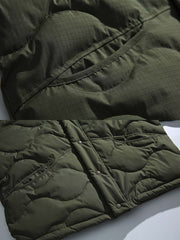 製品画像: キルティングデザインとはんてん風シルエットを融合させた中綿ジャケット、軽量で保温性に優れた100%ポリエステル素材使用。広めのシルエットと快適な着心地が特徴。冬の通勤や日常コーディネートに最適なアイテム。
詳細画像: キルティングデザインのディテールと、Vネックラインが際立つはんてん風中綿ジャケット。袖口の伸縮リブと隠しポケットが実用性を高め、軽量ながらも暖かさを提供。ホワイト、グリーン、ブラックの3色展開。