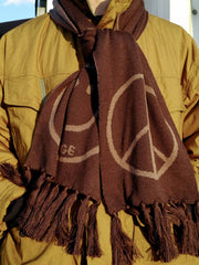 製品画像:
"柔らかい光沢感のあるウールスマイルマフラーの全体図。スマイルロゴとピースマークがデザインされた両面デザインが特徴的で、秋冬にぴったりな上品で快適なアクセサリー"
詳細画像:
"ジャカードフリンジと両面デザインの細部クローズアップ。シルクのような滑らかさを持つ光沢感のあるウール素材を使用し、立体感を引き立てる装飾"