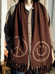 製品画像:
"柔らかい光沢感のあるウールスマイルマフラーの全体図。スマイルロゴとピースマークがデザインされた両面デザインが特徴的で、秋冬にぴったりな上品で快適なアクセサリー"
詳細画像:
"ジャカードフリンジと両面デザインの細部クローズアップ。シルクのような滑らかさを持つ光沢感のあるウール素材を使用し、立体感を引き立てる装飾"