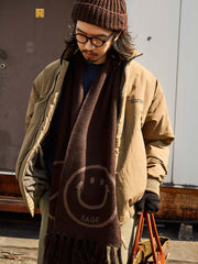 詳細画像:
"ジャカードフリンジと両面デザインの細部クローズアップ。シルクのような滑らかさを持つ光沢感のあるウール素材を使用し、立体感を引き立てる装飾"
モデル画像:
"柔らかい光沢感のあるウールスマイルマフラーを身に着けたエレガントで暖かい秋冬コーディネート。スマイルロゴとピースマークがアクセントになったスタイリング"