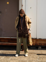 詳細画像:
"ジャカードフリンジと両面デザインの細部クローズアップ。シルクのような滑らかさを持つ光沢感のあるウール素材を使用し、立体感を引き立てる装飾"
モデル画像:
"柔らかい光沢感のあるウールスマイルマフラーを身に着けたエレガントで暖かい秋冬コーディネート。スマイルロゴとピースマークがアクセントになったスタイリング"