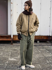 詳細画像:
"ジャカードフリンジと両面デザインの細部クローズアップ。シルクのような滑らかさを持つ光沢感のあるウール素材を使用し、立体感を引き立てる装飾"
モデル画像:
"柔らかい光沢感のあるウールスマイルマフラーを身に着けたエレガントで暖かい秋冬コーディネート。スマイルロゴとピースマークがアクセントになったスタイリング"