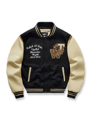 製品画像: HERO Wojtekヴィンテージ空軍ベースボールジャケットの全体画像、WWIIの英雄クマをテーマにしたデザイン
詳細画像: 背面の「HERO」とWojtekの刺繍ディテール、勇敢さと忠誠の象徴を示すデザイン