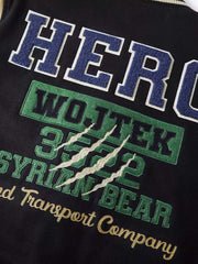 製品画像: HERO Wojtekヴィンテージ空軍ベースボールジャケットの全体画像、WWIIの英雄クマをテーマにしたデザイン
詳細画像: 背面の「HERO」とWojtekの刺繍ディテール、勇敢さと忠誠の象徴を示すデザイン