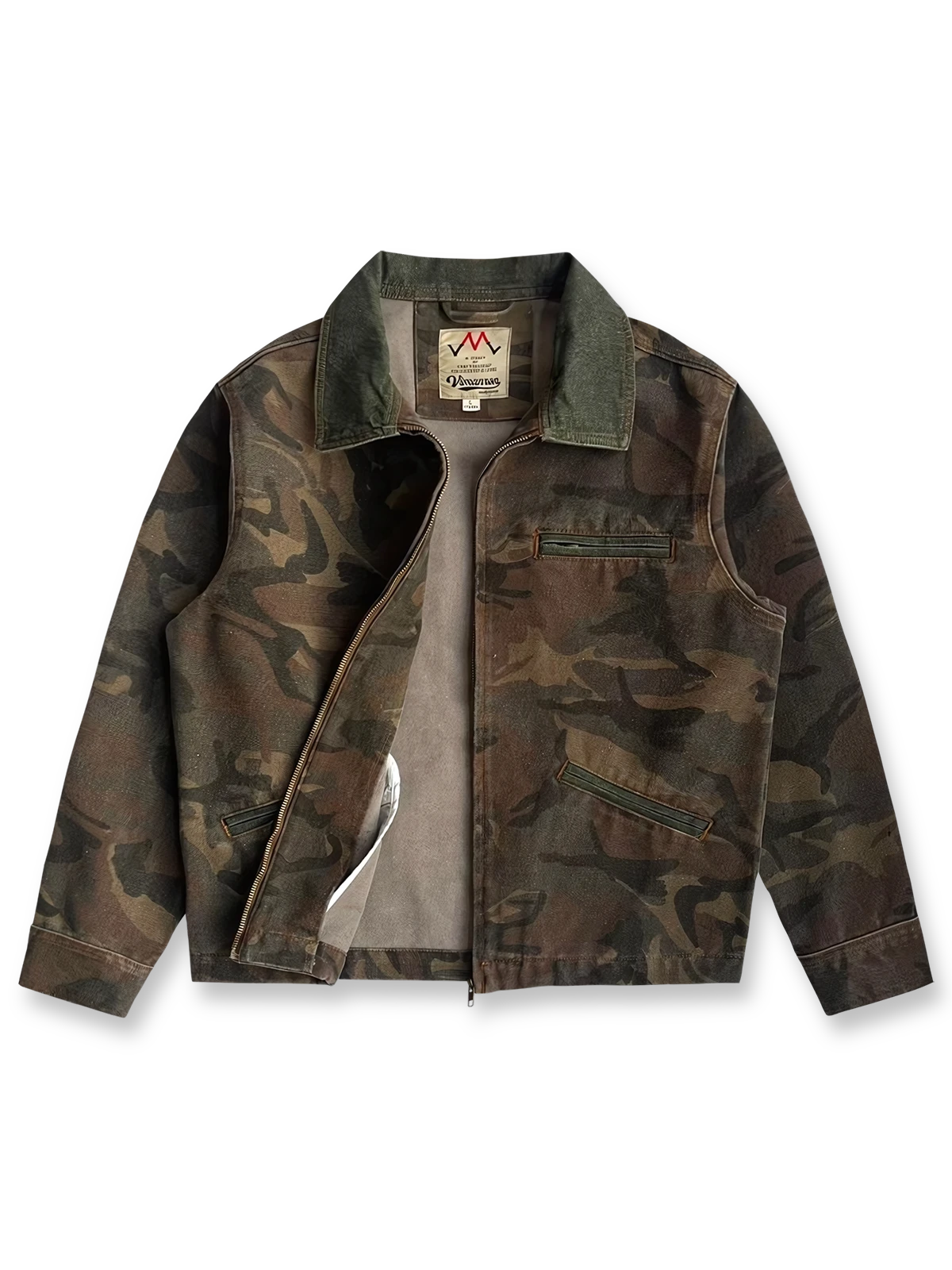 製品画像
「カモフラージュ柄とパッチワークデザインを組み合わせたクラシックなデトロイトジャケット。コットン100%の耐久性と快適性を兼ね備えたキャンバス生地で、ワークウェアスタイルにモダンなエッセンスをプラス。」
詳細画像
「胸ポケットやカモフラージュ柄のパッチワークディテールが施されたコットン100%キャンバス生地のクローズアップ画像。開襟デザインとジッパー仕様が実用性とデザイン性を高めている。」
